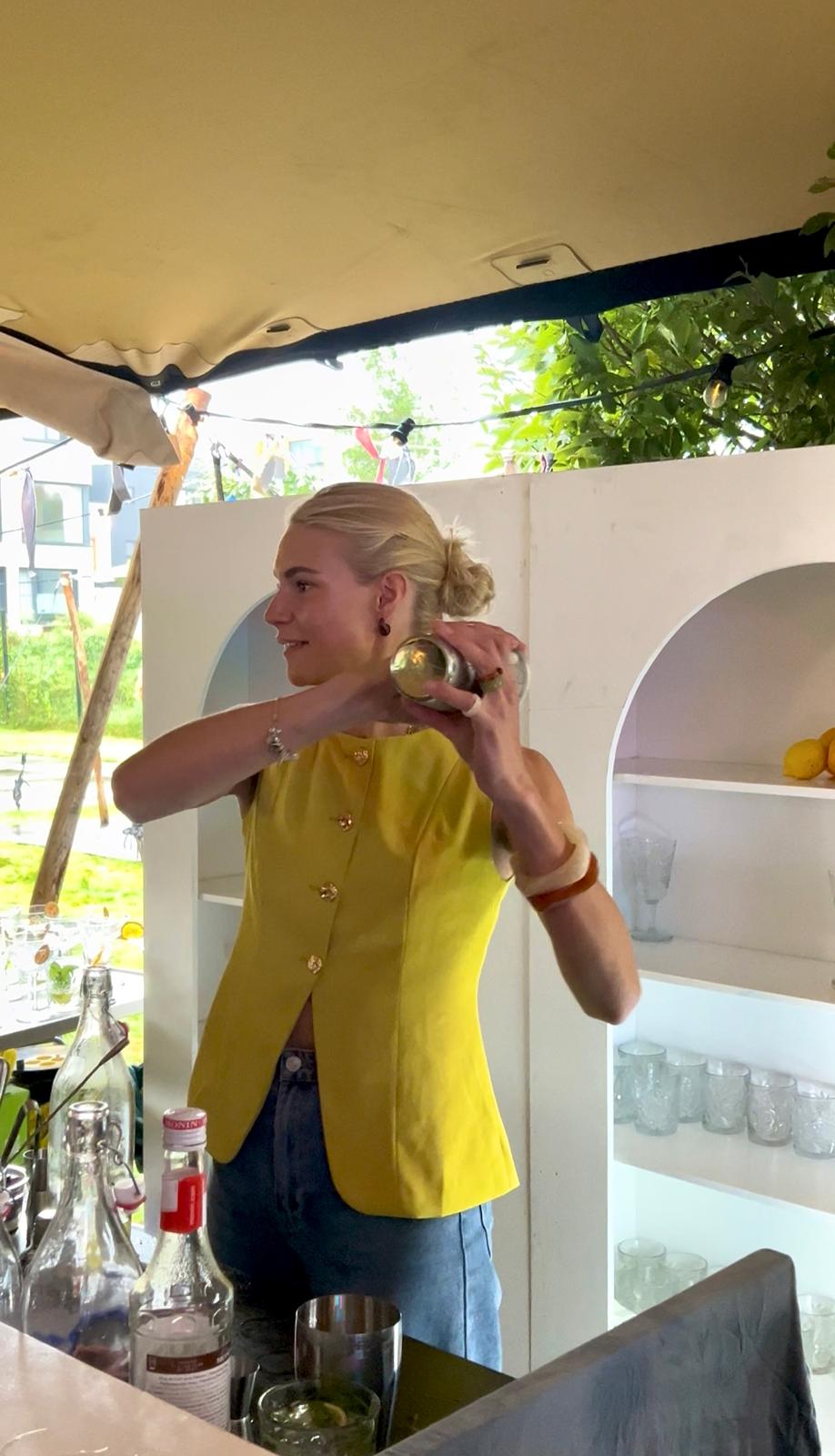 LIVS bartender maakt cocktails tijdens een feestelijke workshop