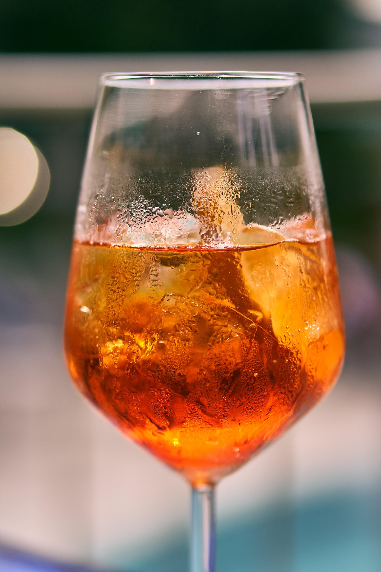 Cocktail met garnering en ijs