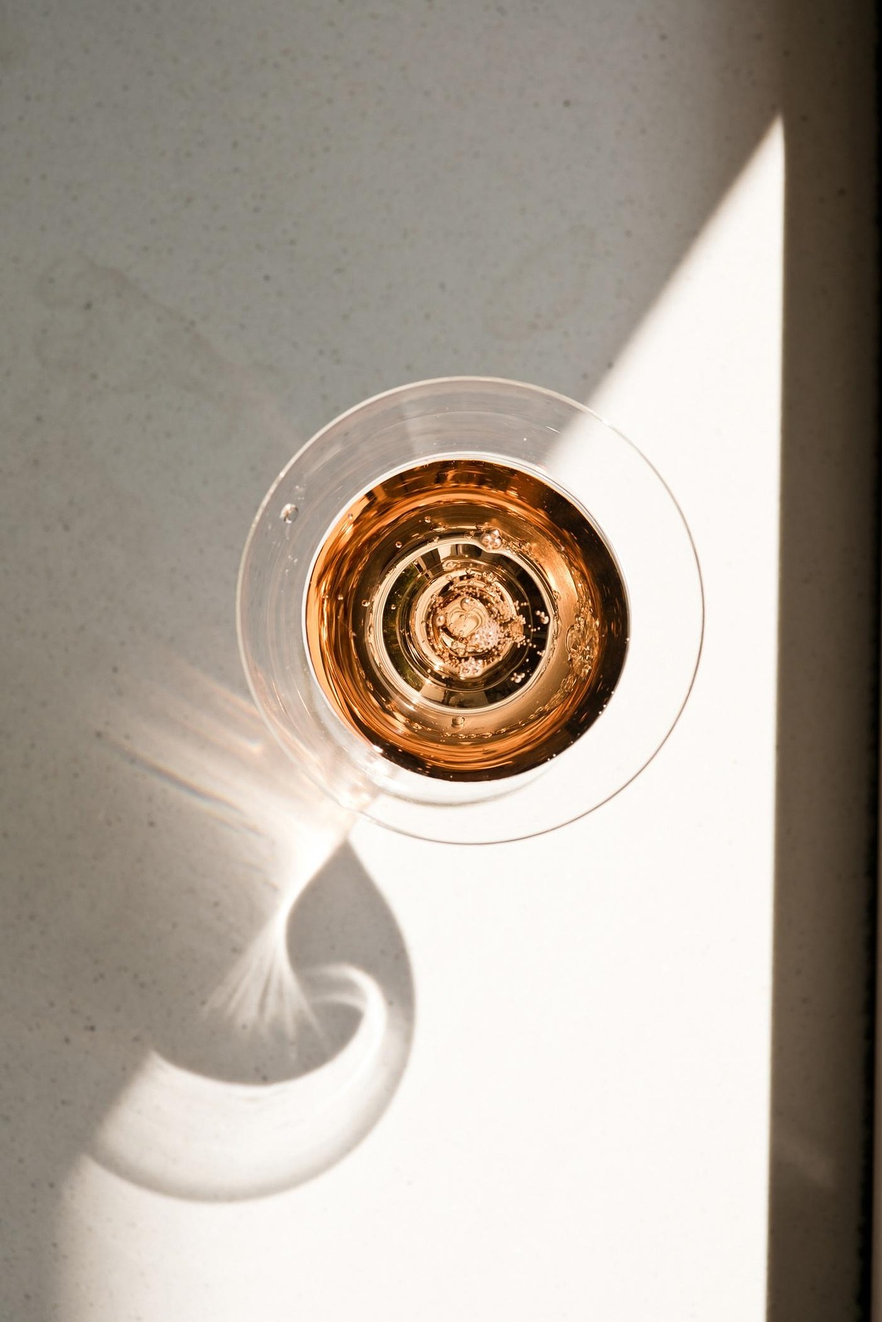 Cocktailglas in warm licht