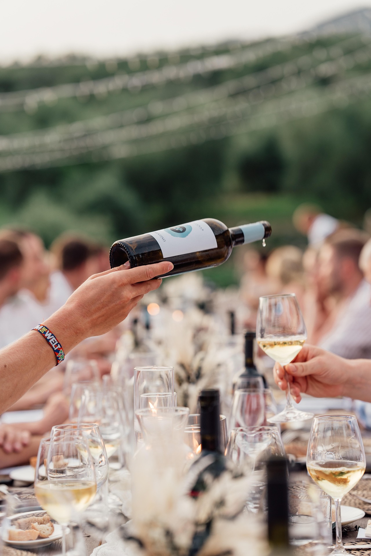 Wijn wordt geschonken tijdens een event van LIVS