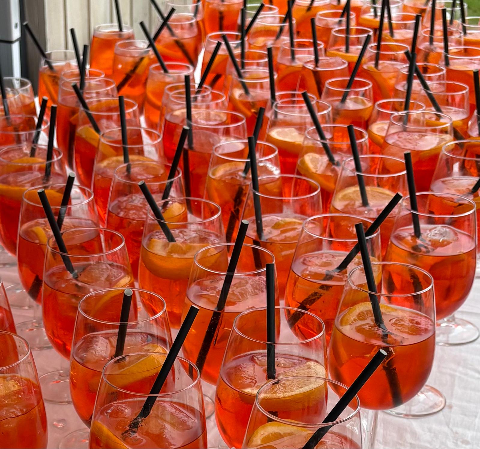 Rij spritz-glazen klaar voor gasten op een event van LIVS